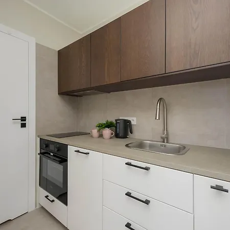Cozy & Modern Close To The Center By Renters Apartment *