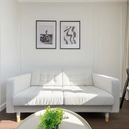 Cozy & Modern Close To The Center By Renters Apartment *