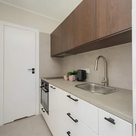 Cozy & Modern Close To The Center By Renters Apartment *